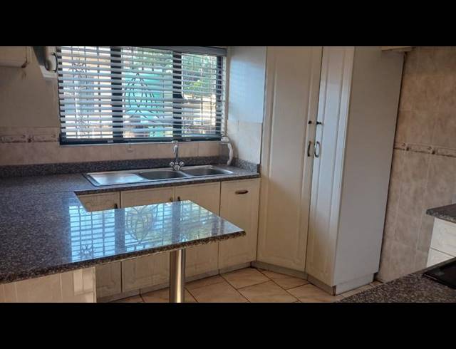 4 BEDROOM PROPERTY TO RENT IN MONTFORD